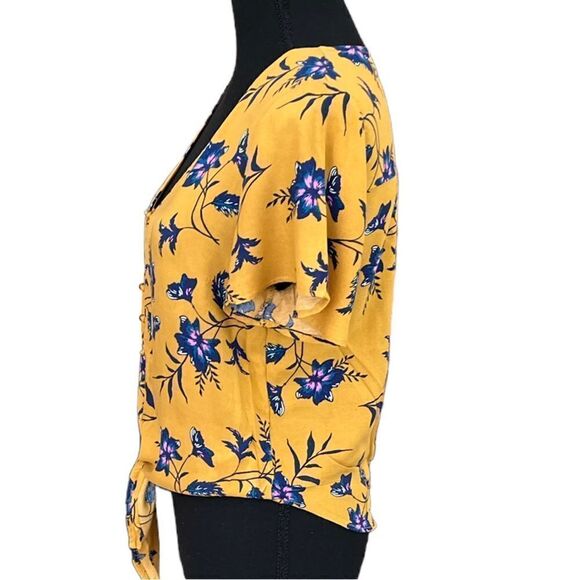 Urban Romantics tie front button front floral top size S, 100% rayon. - Picture 2 of 5